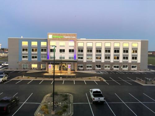 . Holiday Inn Express & Suites - Tomah by IHG