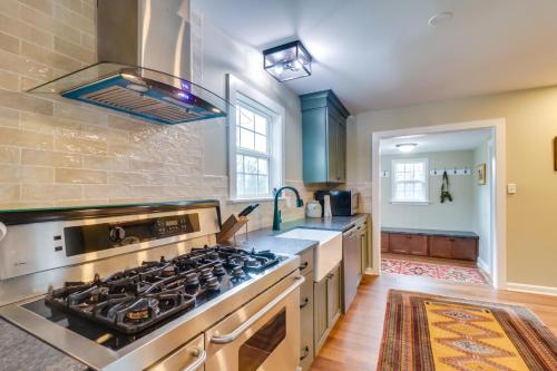Orange Cottage with Hiking Access 1 Mi to Lake Anna in Kirk OCliff, USA