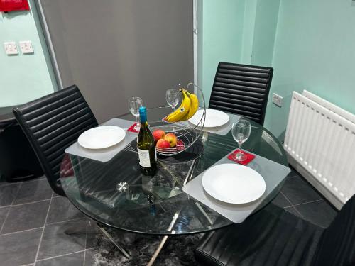 Létesítmények, Brades Rise House - 3 bedroom house with 2 toilets with a private garden in Oldbury