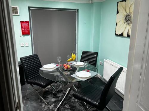 Létesítmények, Brades Rise House - 3 bedroom house with 2 toilets with a private garden in Oldbury