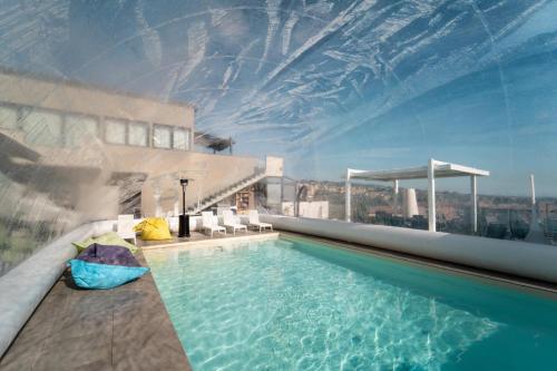 Queen Room with Pool View image 1