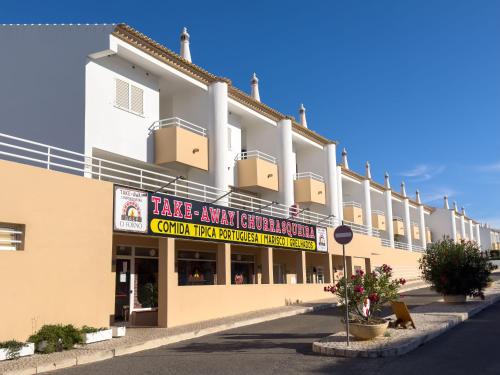 Os Apartamentos A Ramos na Praia da Galé Estão inserido em Condomínio com PISCINA, Fica apenas a 350 Metros da Praia da Galé - Apartamentos com Ar Condicionado tanto nos Quartos como na Sala, Smart TV com Prime Vídeo e Cozinha Completa