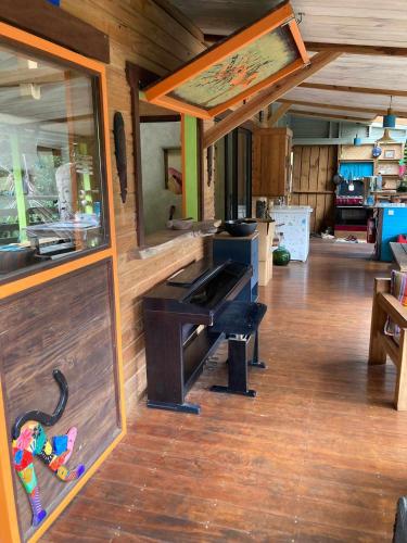 La pirogue enchantée maison karukera (La pirogue enchantee maison karukera) in Païta