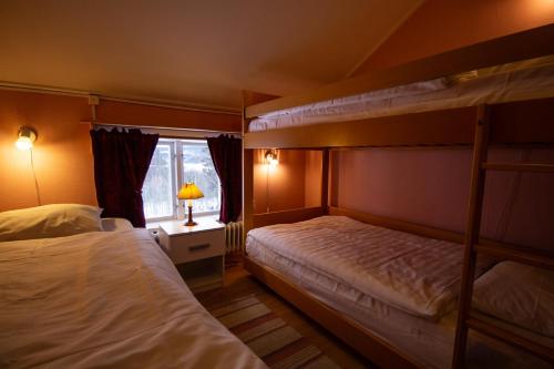 1 twin bed, 1 bunk bed