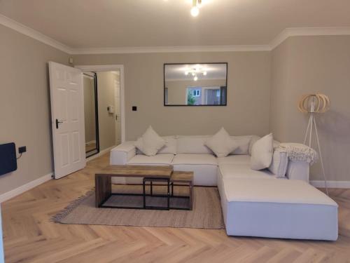 New 2 Bedroom Appartment In Manchester - Stretford - Old Trafford Close to Football-Cricket Ground & City Centre, Manchester (photo 6)