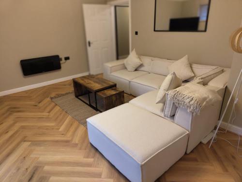 New 2 Bedroom Appartment In Manchester - Stretford - Old Trafford Close to Football-Cricket Ground & City Centre, Manchester (photo 2)