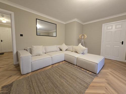 New 2 Bedroom Appartment In Manchester - Stretford - Old Trafford Close to Football-Cricket Ground & City Centre, Manchester (photo 3)
