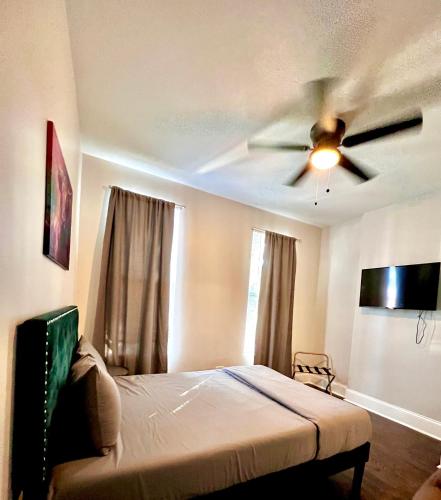 Luxury Chicago TH is a 10-minute drive to DWTN, perfect for city access RSV Now in Chicago, USA