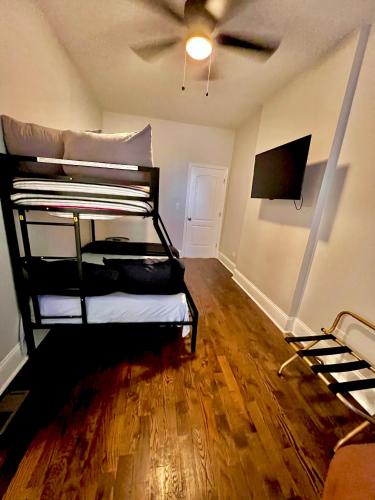 Luxury Chicago TH is a 10-minute drive to DWTN, perfect for city access RSV Now in Chicago, USA