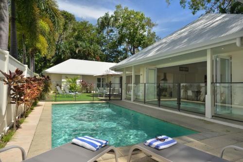 Plantation House - private 4 bedroom beachfront retreat, Port Douglas