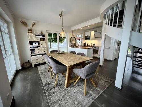 Ferienhaus-Sliminde-by-Seeblick-Ferien-direkte-Wasserlage-E-Ladesaeule-Sauna in Olpenitz