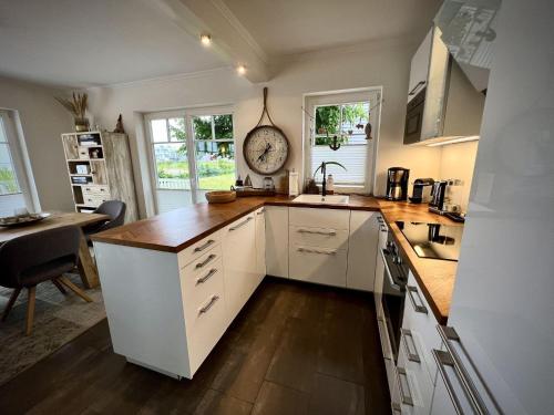 Ferienhaus-Sliminde-by-Seeblick-Ferien-direkte-Wasserlage-E-Ladesaeule-Sauna in Olpenitz