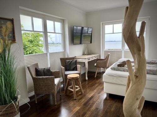 Ferienhaus-Sliminde-by-Seeblick-Ferien-direkte-Wasserlage-E-Ladesaeule-Sauna in Olpenitz