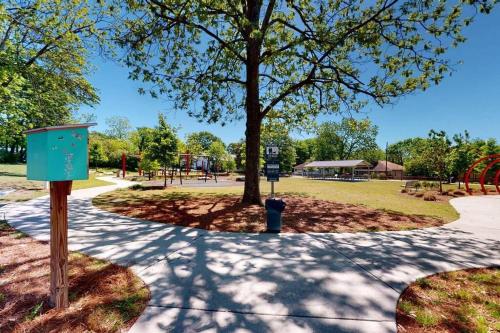 3BR Orchard Near Airport & Park in Douglasville, USA