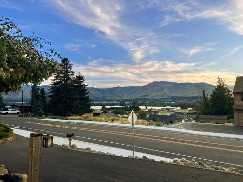 East Wenatchee Oasis 4BR, Pool, Hot Tub, Loop Trail