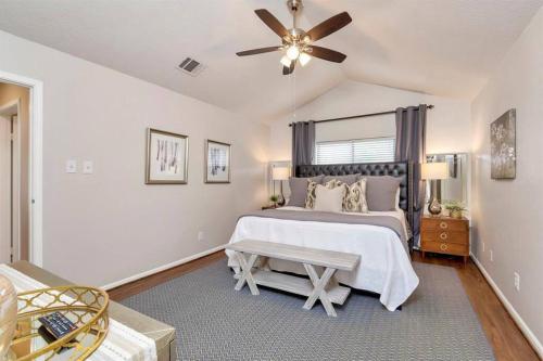 Grapevine Oasis, with Pool in เกรปไวน์ (TX)