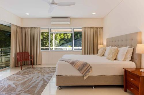 Six-Bedroom House image 10