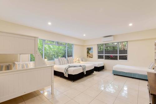 Six-Bedroom House image 8