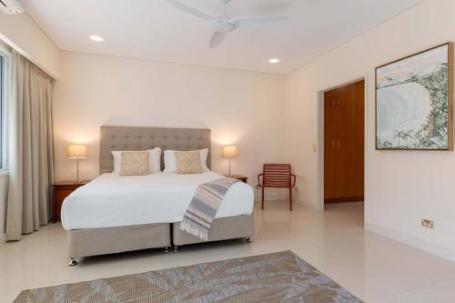 Six-Bedroom House image 6