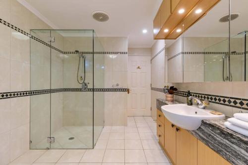 Six-Bedroom House image 5