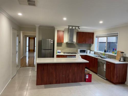 Elegant Master Bedroom With Private Bathroom - Werribee