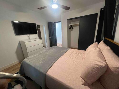 The Peacock Inn - 8 Bdr 4 Bth 14 Bds