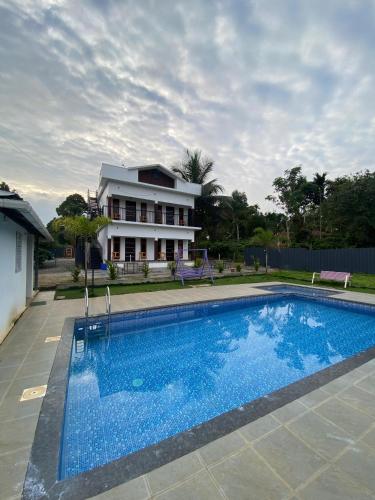 Zwembad, the lavender resort in Vaduvanchal