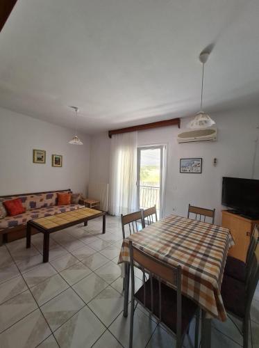 2 bedrooms, 4 beds