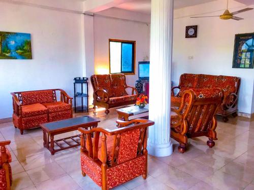 kawasan lounge/TV kongsi, Geesh Residence : Rooms in Jaffna in Jaffna