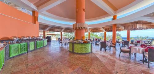 Restaurant, Xperience Hill-Top Beach Resort in Ras Umm Sid