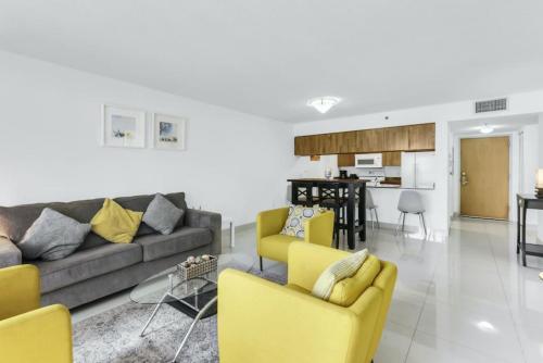 1 BR Suite in Brickell 25th Floor with Balcony and Parking in Miami, USA