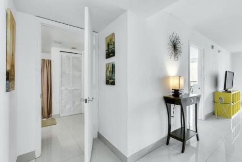 1 BR Suite in Brickell 25th Floor with Balcony and Parking in Miami, USA
