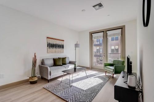 Modern CozySuites on the Town Lake waterfront 16 - Tap to explore photos
