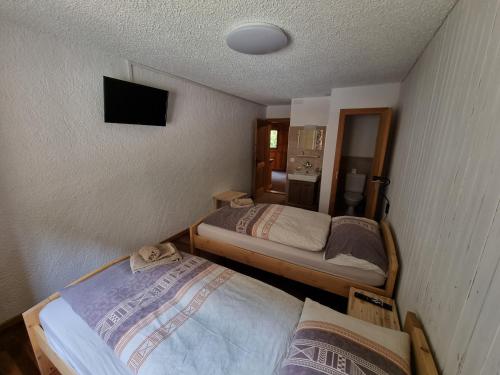 1 double bed, 2 twin beds