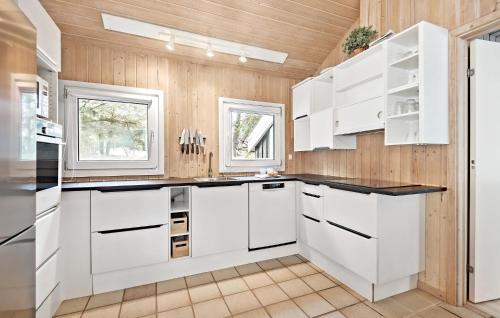 مطبخ, Awesome Home In Nørre Nebel With Sauna in Norre Nebel