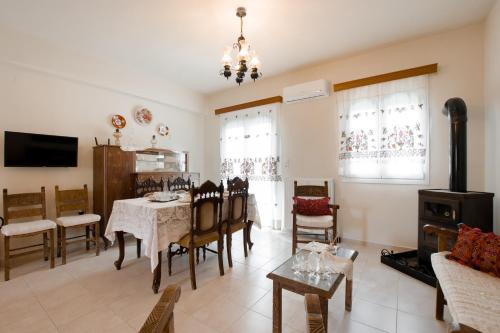 Shared lounge/TV area, Prasini Folia - Traditional Residence in Anogeia