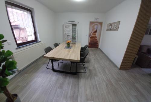 Modernes Appartement 5 km von Erfurt, mit Kaffeevollautomat, Entertainmentpaket, WLAN, Boxspringbett, Schlafsofa, Einkaufsmöglichkeiten, Sehr gute Autobahnanbindung zur A71 und A4 Kostenloser Parkplatz für PKW und Transporter