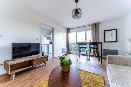 Shared lounge/TV area, T2 avec Terrasse Citadelle in Bois Blancs