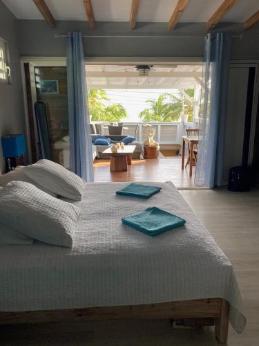 Les pieds dans l'eau face au lagon - Le Bel Instant Les pieds dans l'eau face au lagon - Le Bel Instant