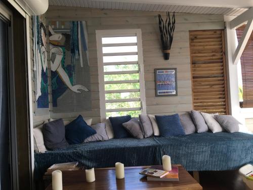 Les pieds dans l'eau face au lagon - Le Bel Instant Les pieds dans l'eau face au lagon - Le Bel Instant