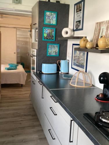 Les pieds dans l'eau face au lagon - Le Bel Instant Les pieds dans l'eau face au lagon - Le Bel Instant