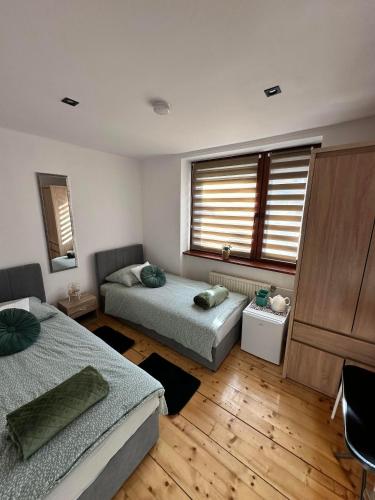 2 twin beds