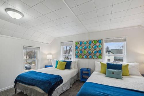 White House Bungalow in Bay City, USA