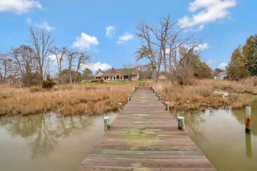 Gorgeous Creek Side Ranch-Style Estate With Dock