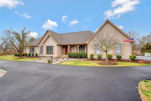 Gorgeous Creek Side Ranch-Style Estate With Dock