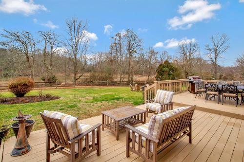 Gorgeous Creek Side Ranch-Style Estate With Dock