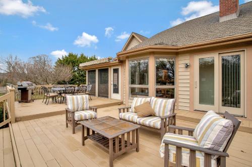 Gorgeous Creek Side Ranch-Style Estate With Dock in เกรสันวิลล์ (MD)