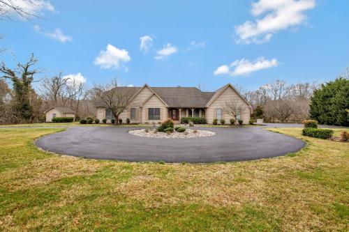 Gorgeous Creek Side Ranch-Style Estate With Dock