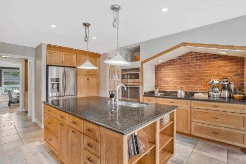 Gorgeous Creek Side Ranch-Style Estate With Dock in เกรสันวิลล์ (MD)