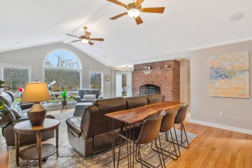 Gorgeous Creek Side Ranch-Style Estate With Dock in เกรสันวิลล์ (MD)